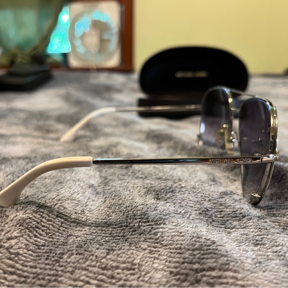 Michael Kors aviator sunglasses w/ hard case - Picture 8 of 9